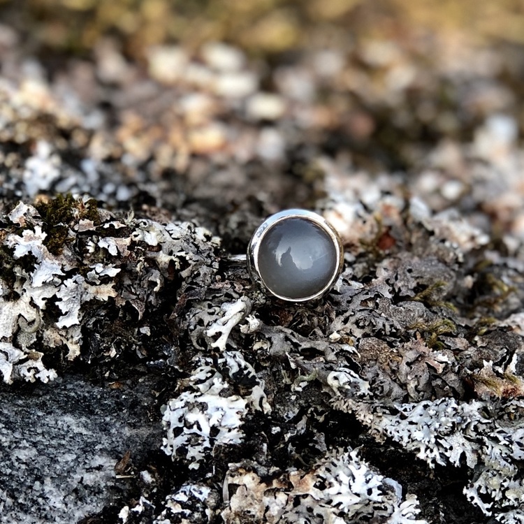 Silverring med grå månsten. Silver ring with grey moonstone.