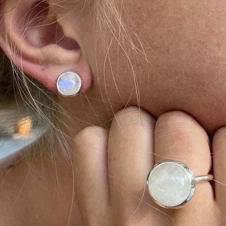 Silverring med regnbågsmånsten och matchande örhänge. Silver ring with rainbow moonstone and matching earring.
