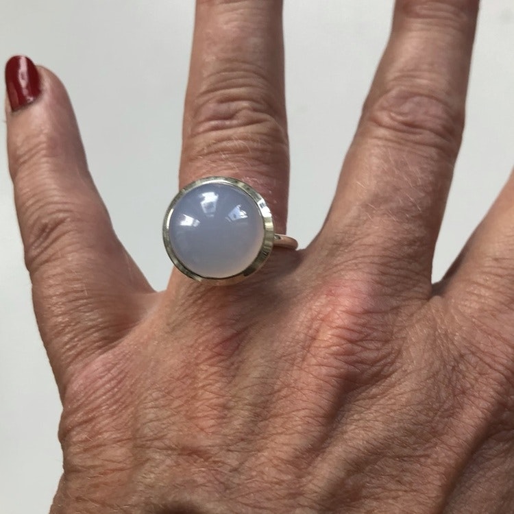 Silverring med kalcedon. Silver ring with chalcedony.