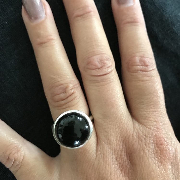 Silverring med svart onyx. Silver ring with black onyx.