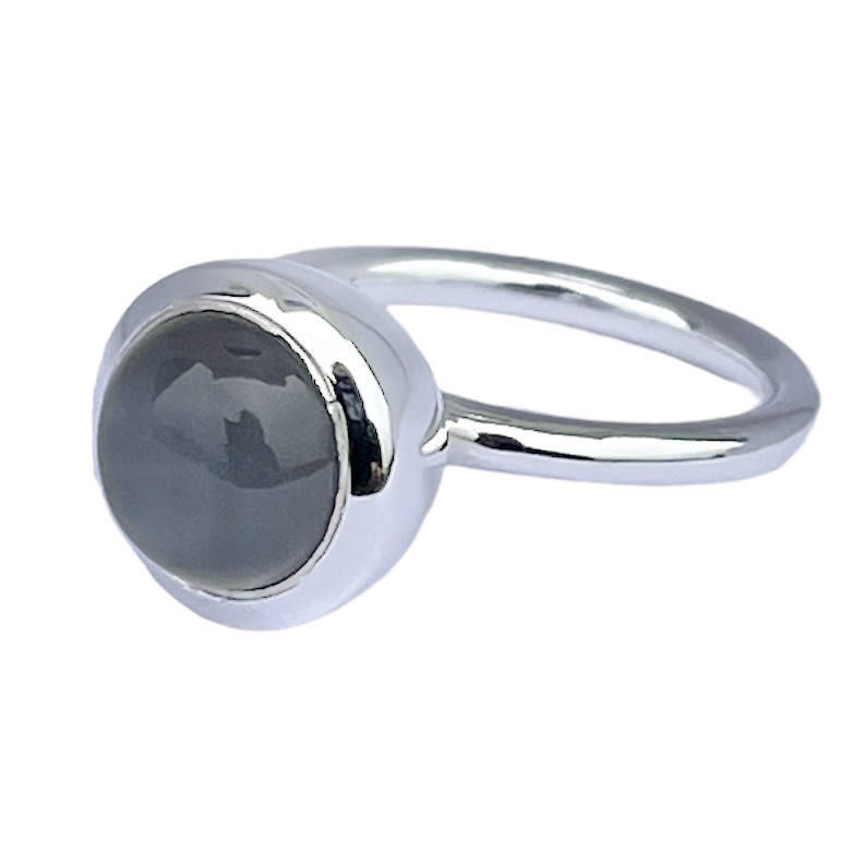 Silverring med grå månsten. Silver ring with grey moonstone.