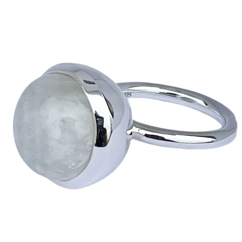 Silverring med regnbågsmånsten. Silver ring with rainbow moonstone.