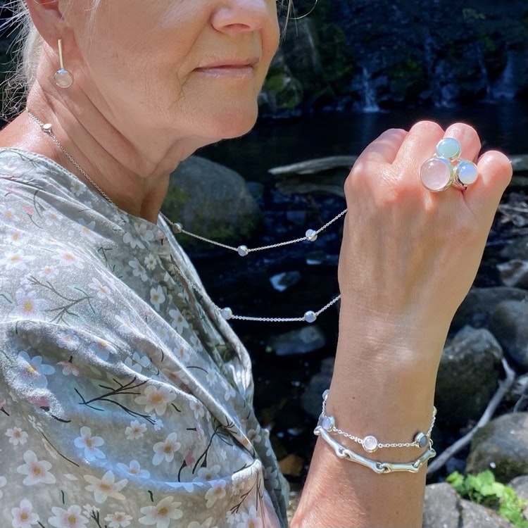 Lång silverkedja med matchande armband. Long silver chain with matching bracelet and silver rings.