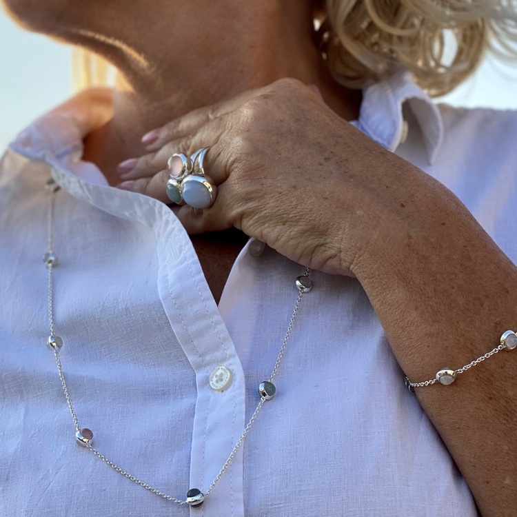 Lång silverkedja med matchande armband och silverringar. Long silver chain with matching bracelet and silver rings.