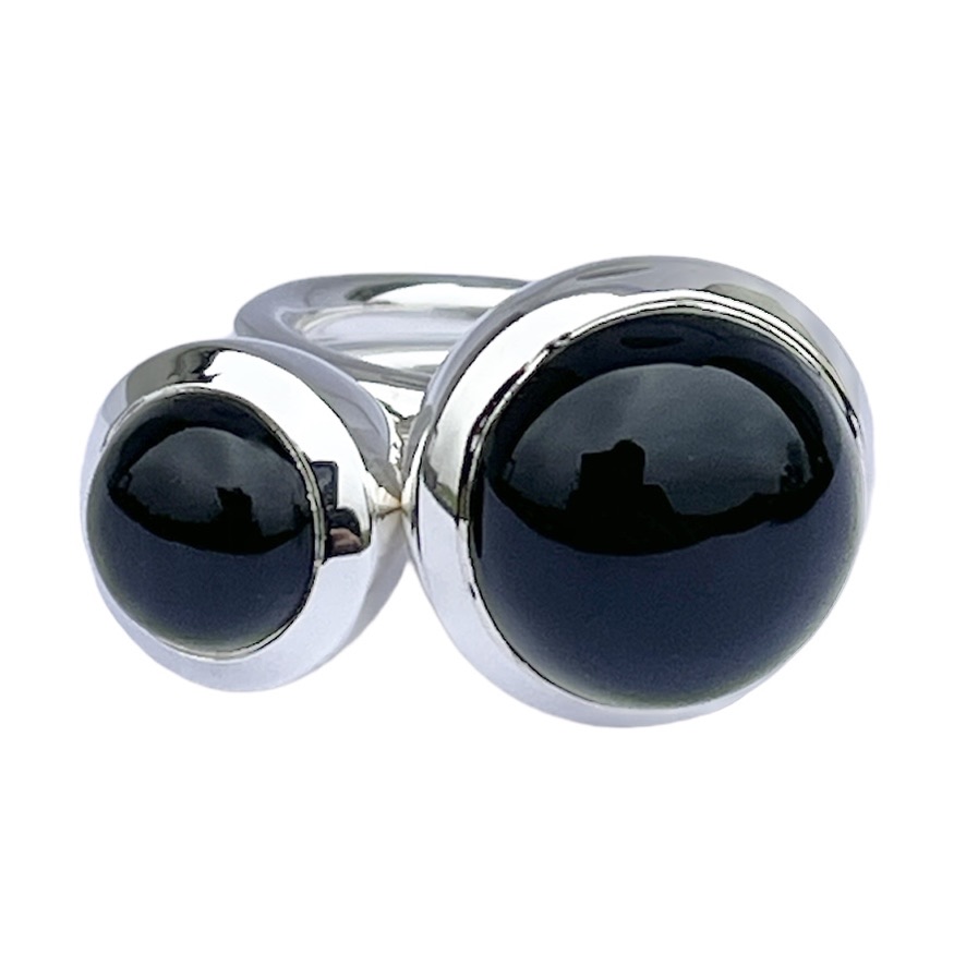 Silverringar med svart onyx. Silver rings with black onyx.