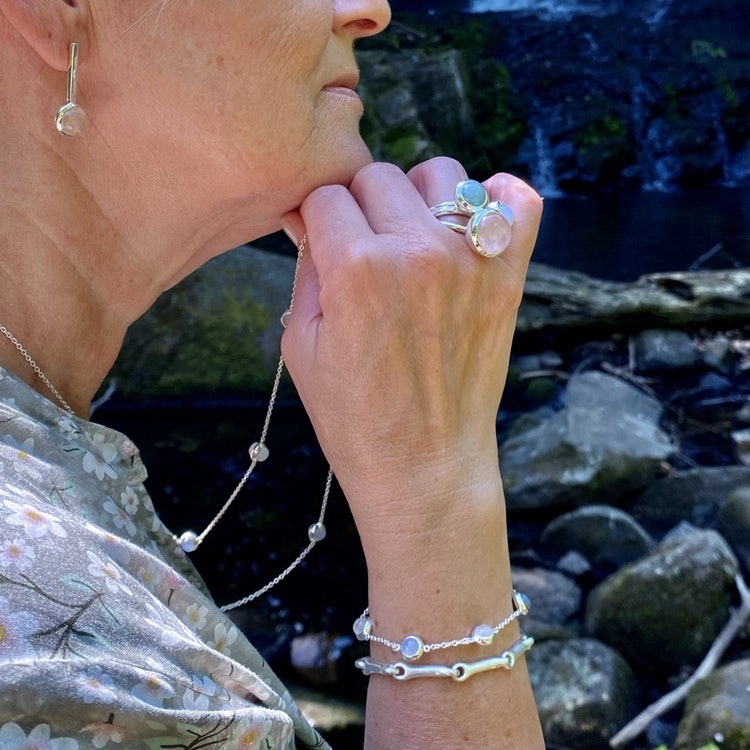 Lång silverkedja med matchande armband. Long silver chain with matching bracelet and silver rings.