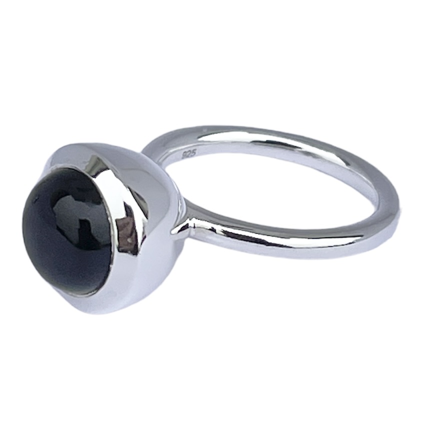 Silverring med svart onyx. Silver ring with black onyx.