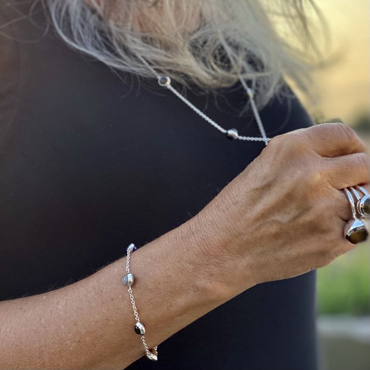 Lång halskedja med matchande silverarmband. Long silver chain with matching bracelet.