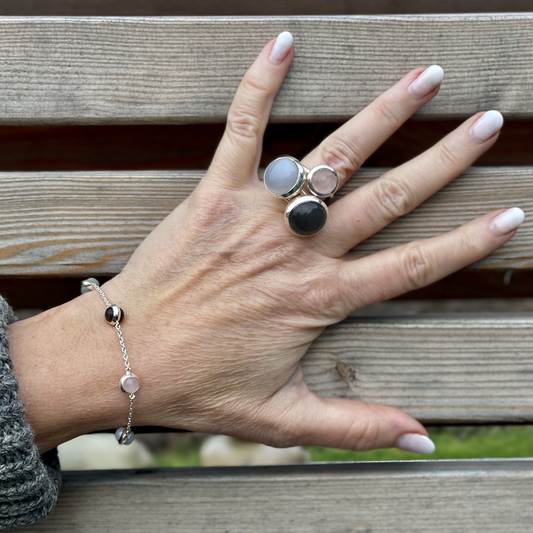 Silverarmband med naturliga stenar och matchande silverringar. Silver bracelet with natural stones and matching silver rings.