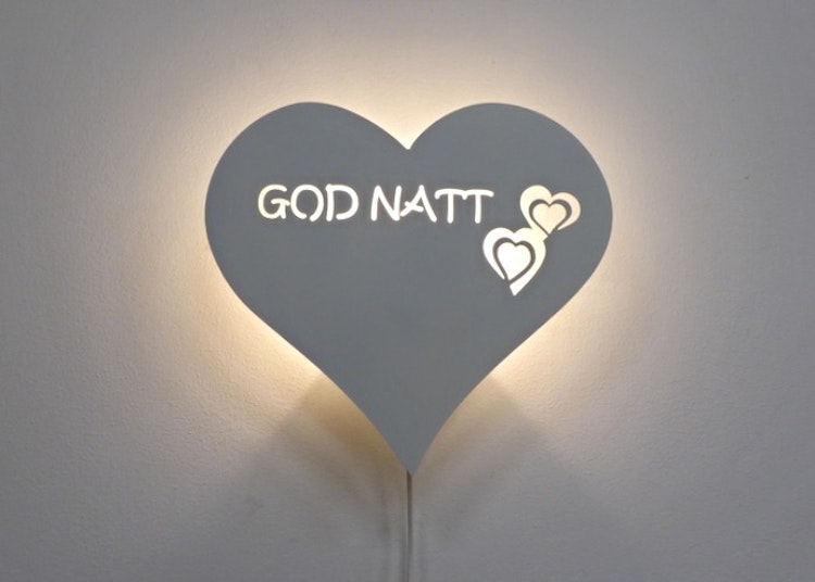 Hjärtformad vägglampa med texten GOD NATT