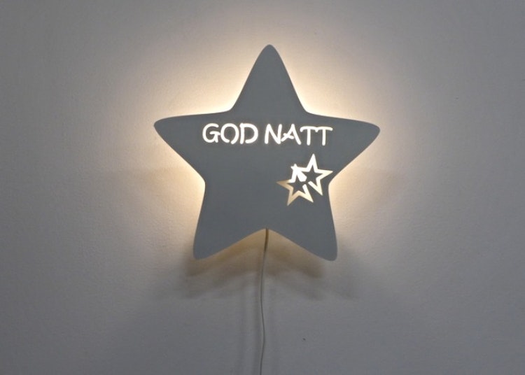 Stjärnformad vägglampa med texten GOD NATT