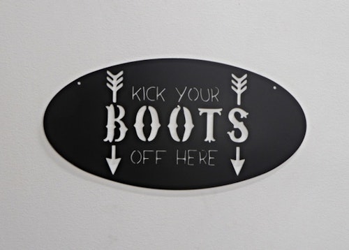 Skylt, "kick your BOOTS off here"