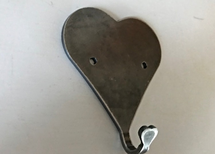 En hängare i form av ett hjärta i svartplåt.
