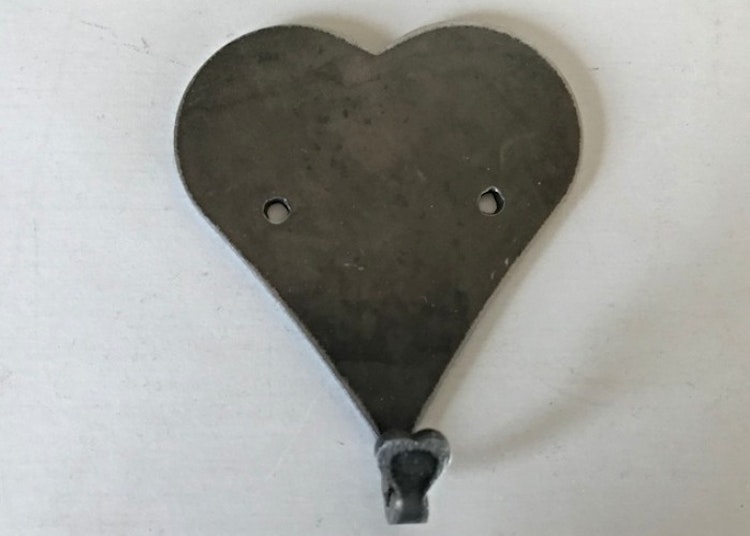 En hängare i form av ett hjärta i svartplåt.