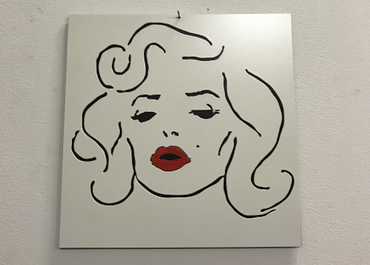 Marilyn Monroe skylt med röda läppar i 1mm plåt att hänga på väggen.