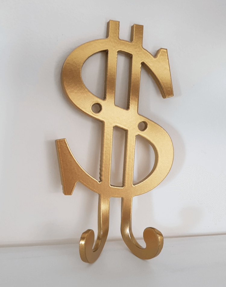 Vägghängare i form av ett guldfärgat dollartecken.