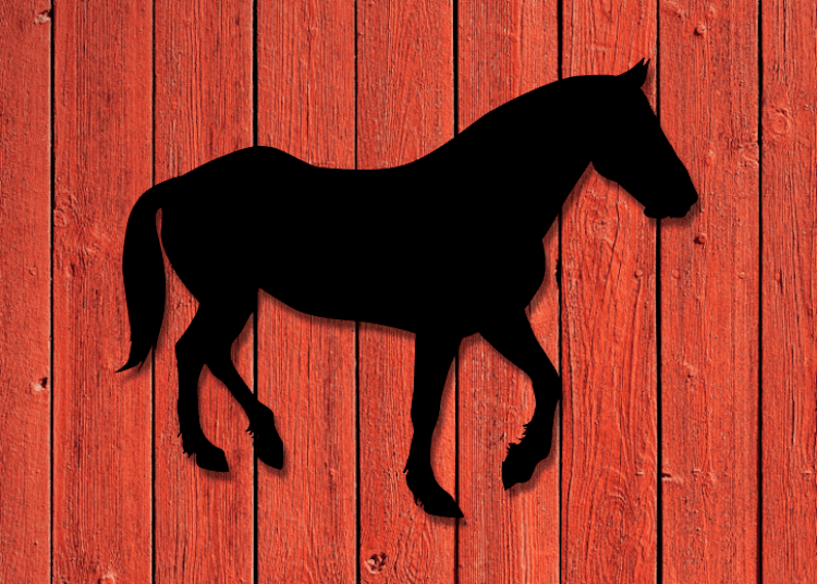 Svart siluett av häst på röd träfasad.