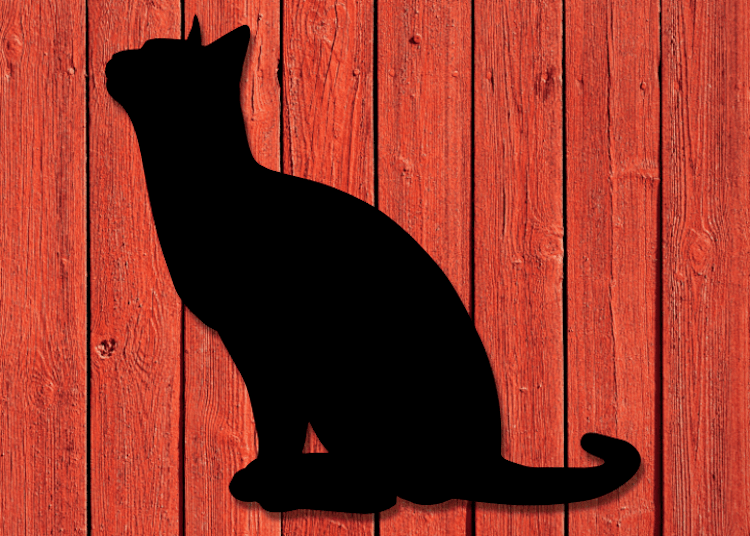 Siluett i metall av sittande katt på husvägg.