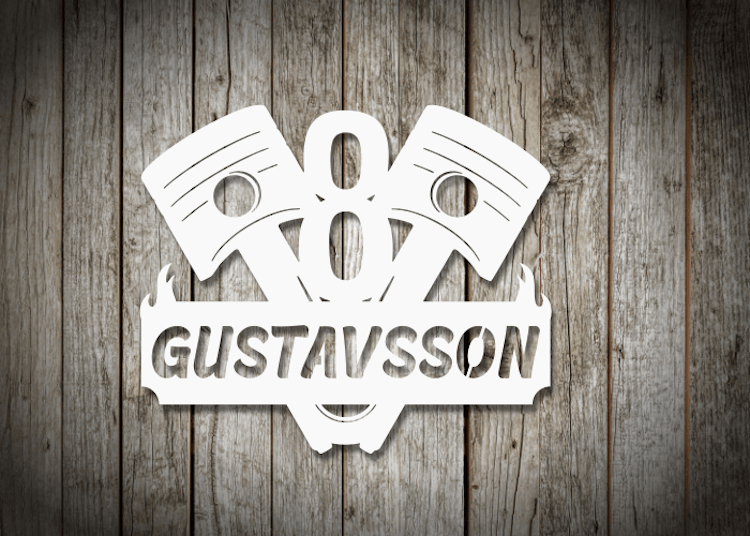 Vit personlig plåtskylt med v8-symbol och namnet Gustavsson.