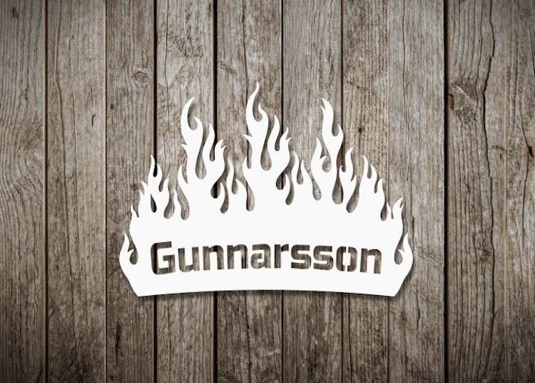 Vit skylt med eldsflammor och namnet Gunnarsson.