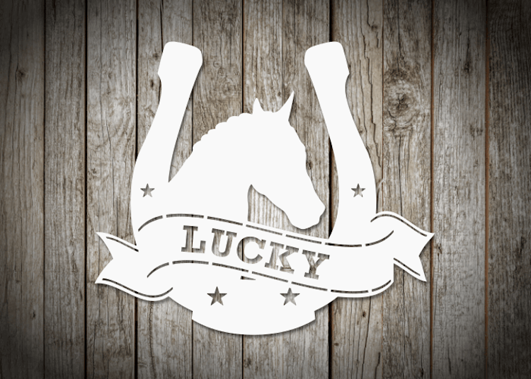 Vi hästskylt i metall med namnet Lucky, mot träfasad.