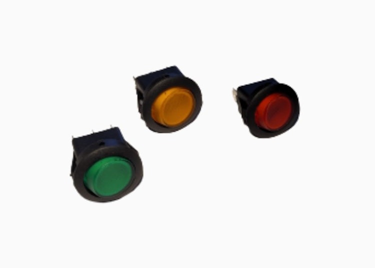 Strömbrytare med belyst knapp i färgerna grön, gul och röd.
