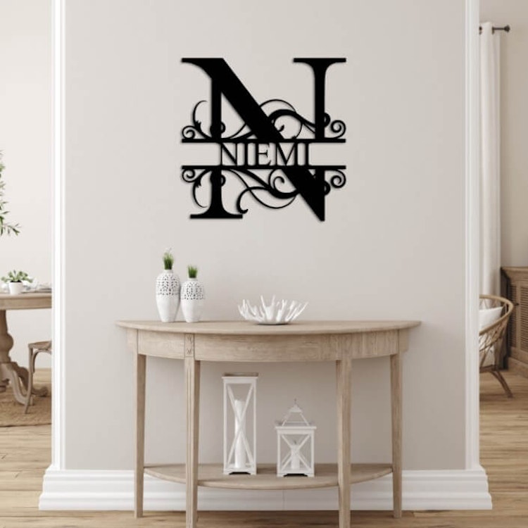 Exklusiv väggdekor i form av ett monogram med ett N och namnet Niemi.