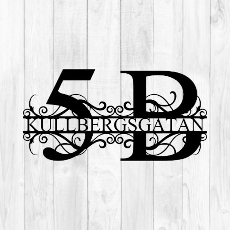 Fasadsiffra 5B i monogram med gatunamn, gjord i metall.