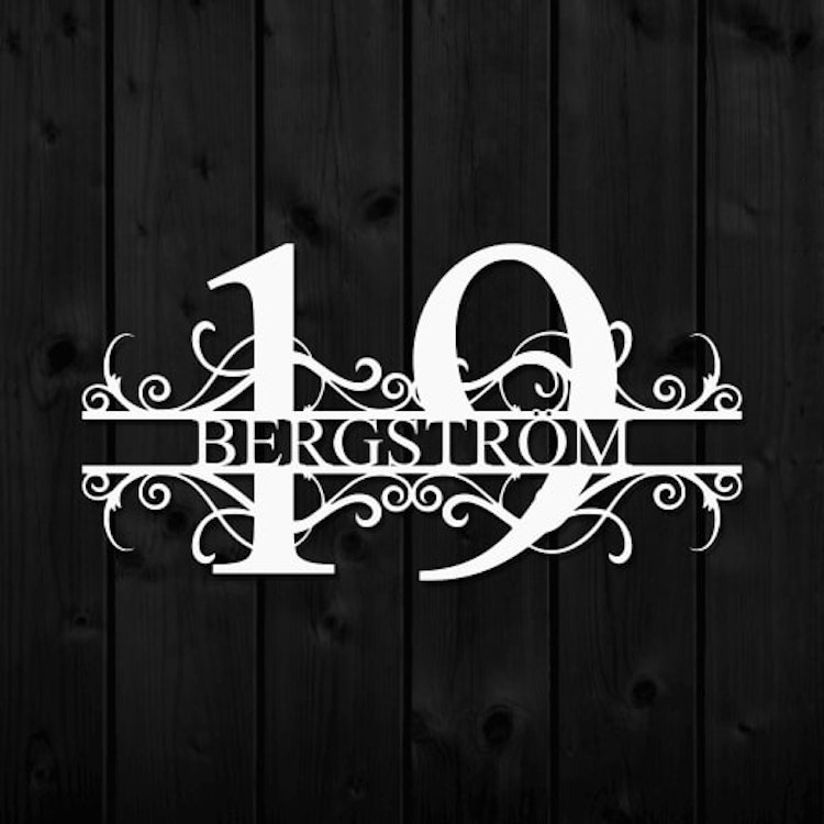 Husnummer och gatunamn i ett monogram av metall.