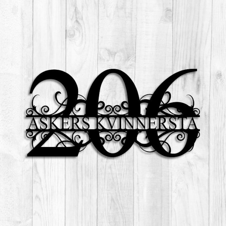 Flersiffrigt monogram med husnummer och gatunamn.