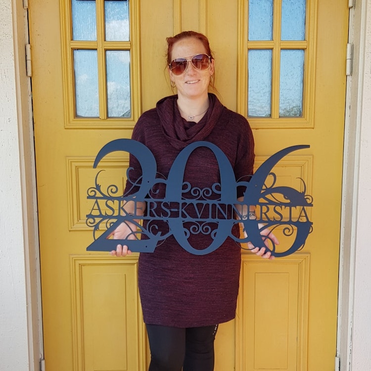 Flersiffrigt monogram med gatunamn för husväggen.