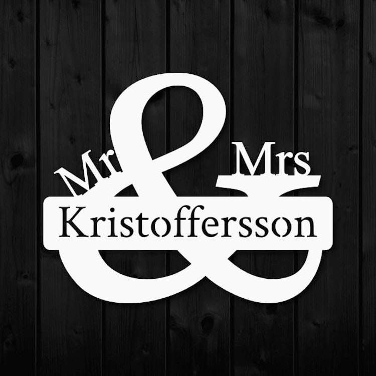 Mr & Mrs skylt i metall med efternamn.