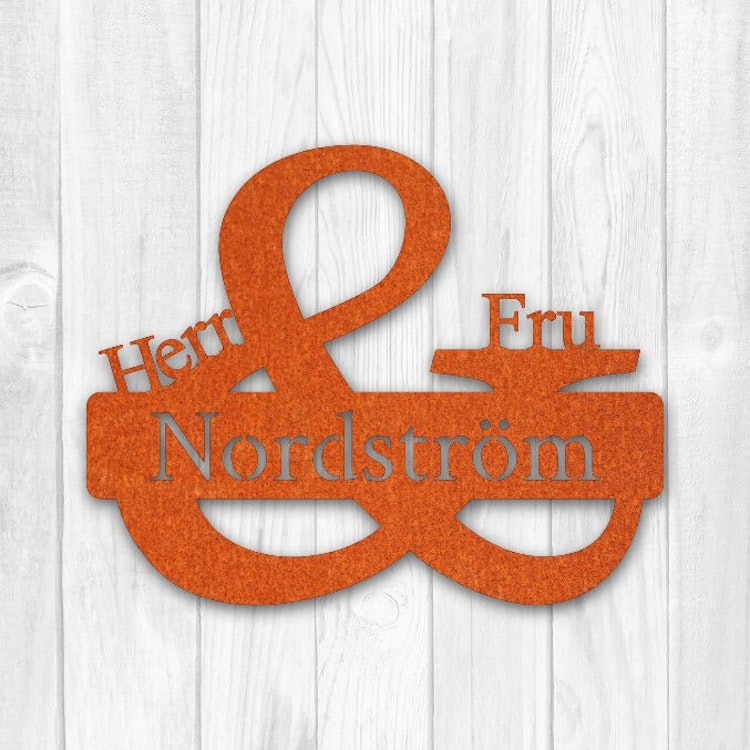 Herr & Fru-skylt i cortenstål med efternamnet Nordström.