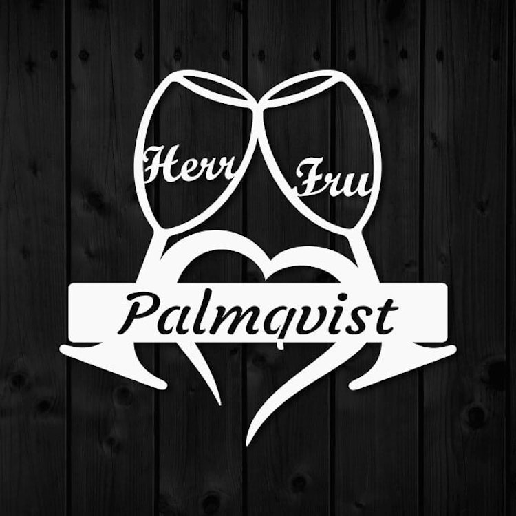 Vit väggdekor med texten Herr & Fru Palmqvist.