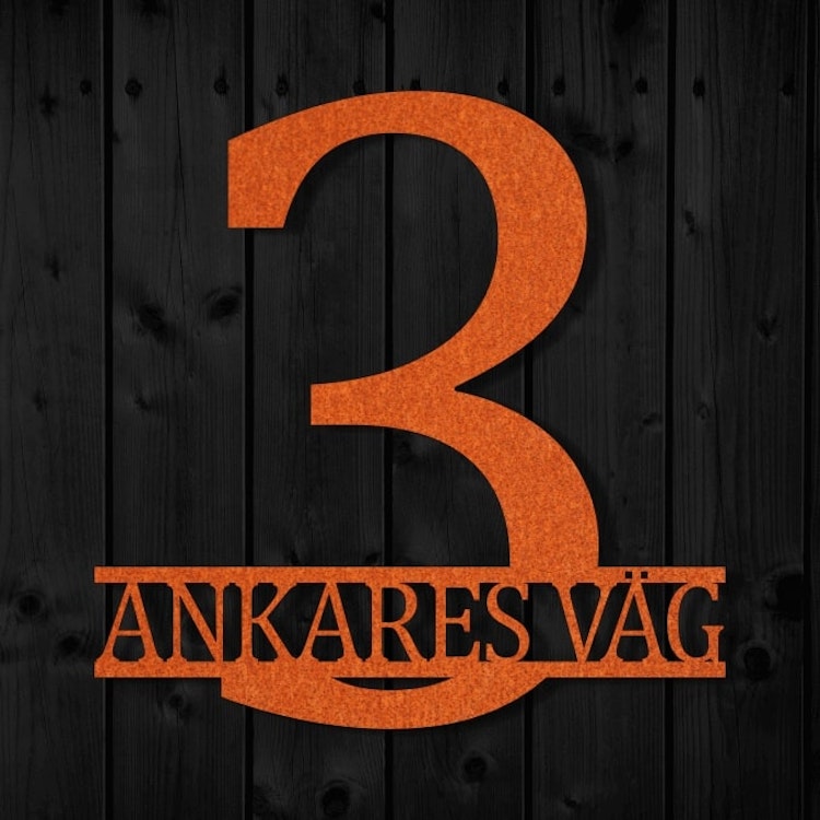 Fasadsiffra i Cortenstål med gatunamn.