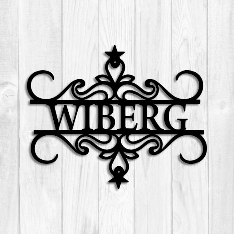Svart väggdekor i metall, med namnet Wiberg.