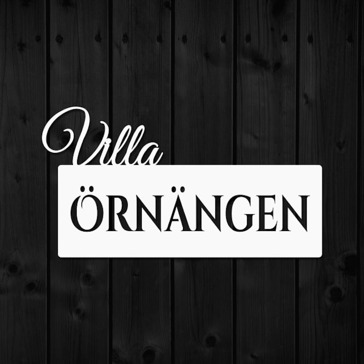 Snygg dörrskylt med texten Villa Örnängen.