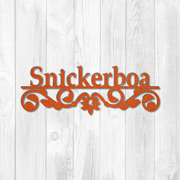 Skylt i cortenstål med egen text Snickerboa.