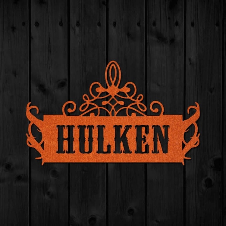 Skylt i cortenplåt med egen text, med namnet HULKEN.