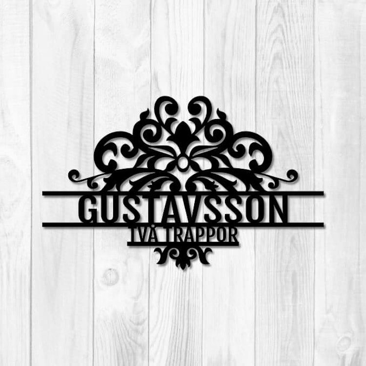 Personlig skylt för hemmet, med texten GUSTAVSSON TVÅ TRAPPOR.