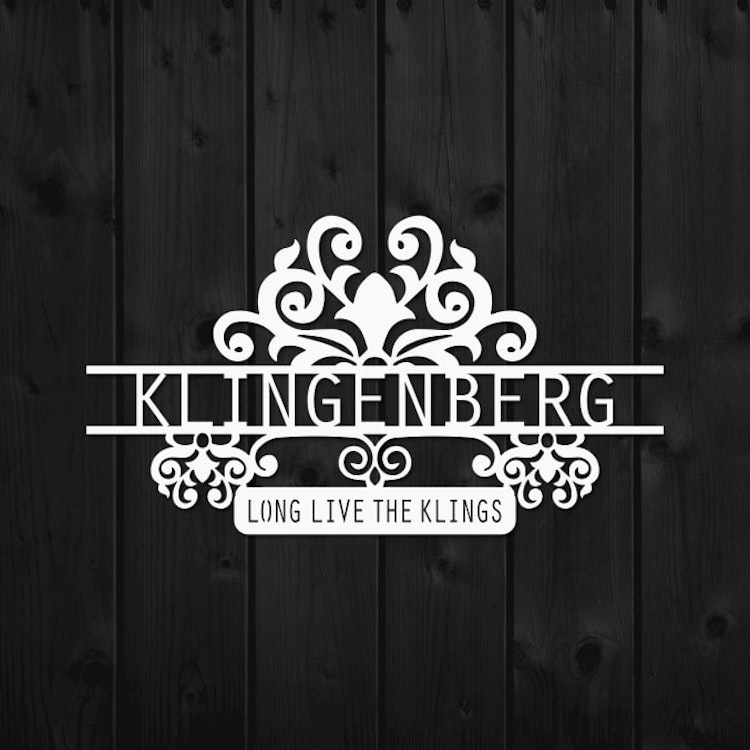 Elegant väggdekor av metall, här med texten Klingenberg - Long Live The Klings.