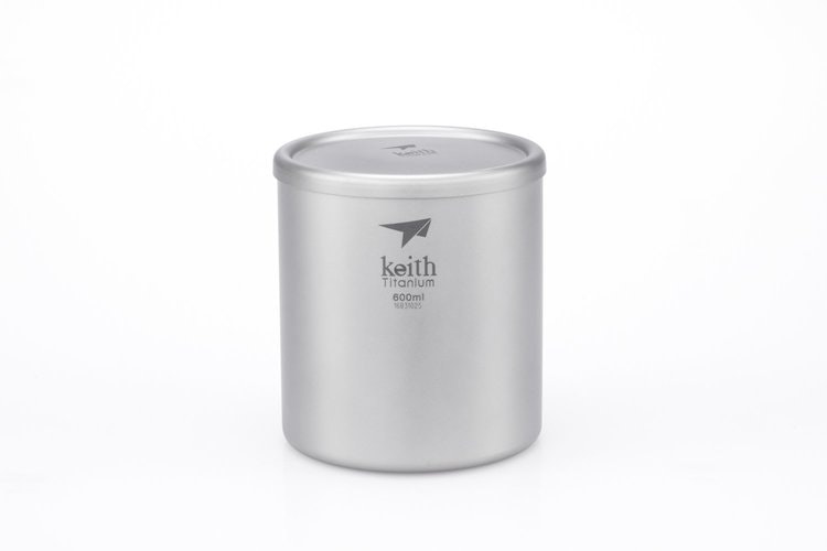 Double wall mugg med lock i titan
