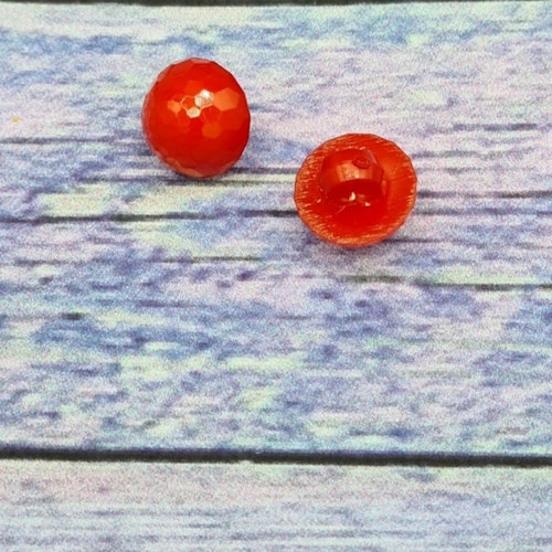 Röd halvrund kulknapp, 1,1 cm.