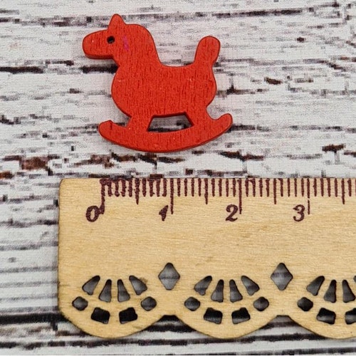 Träknapp, Röd Gunghäst, 2,2 cm.