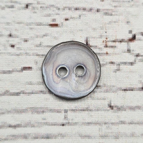 Snäckskals pärlemors knapp, "Grå". 1,1 cm