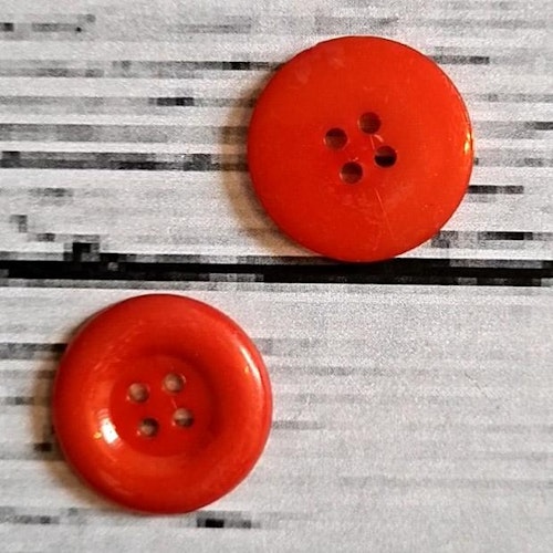 Akryl, klarröd knapp, 2,5 cm.  - 50 % -