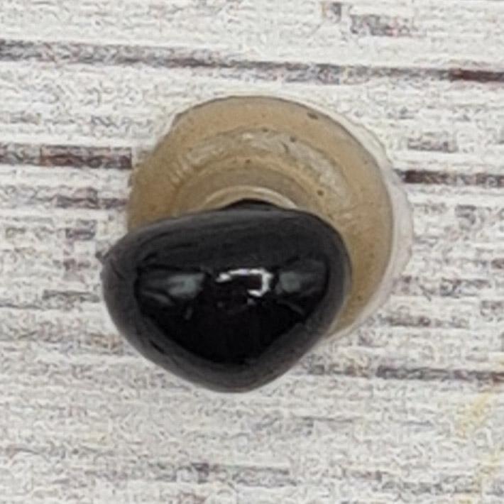 Nos  trekantig, svart, 0,8 cm. 3 st