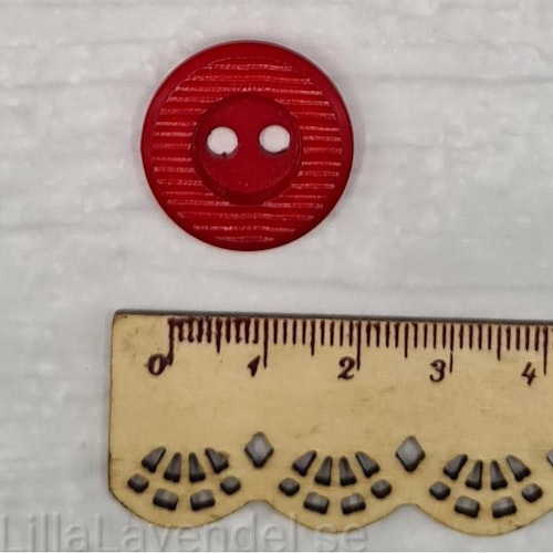 Röd, kupig knapp, 2,2 cm