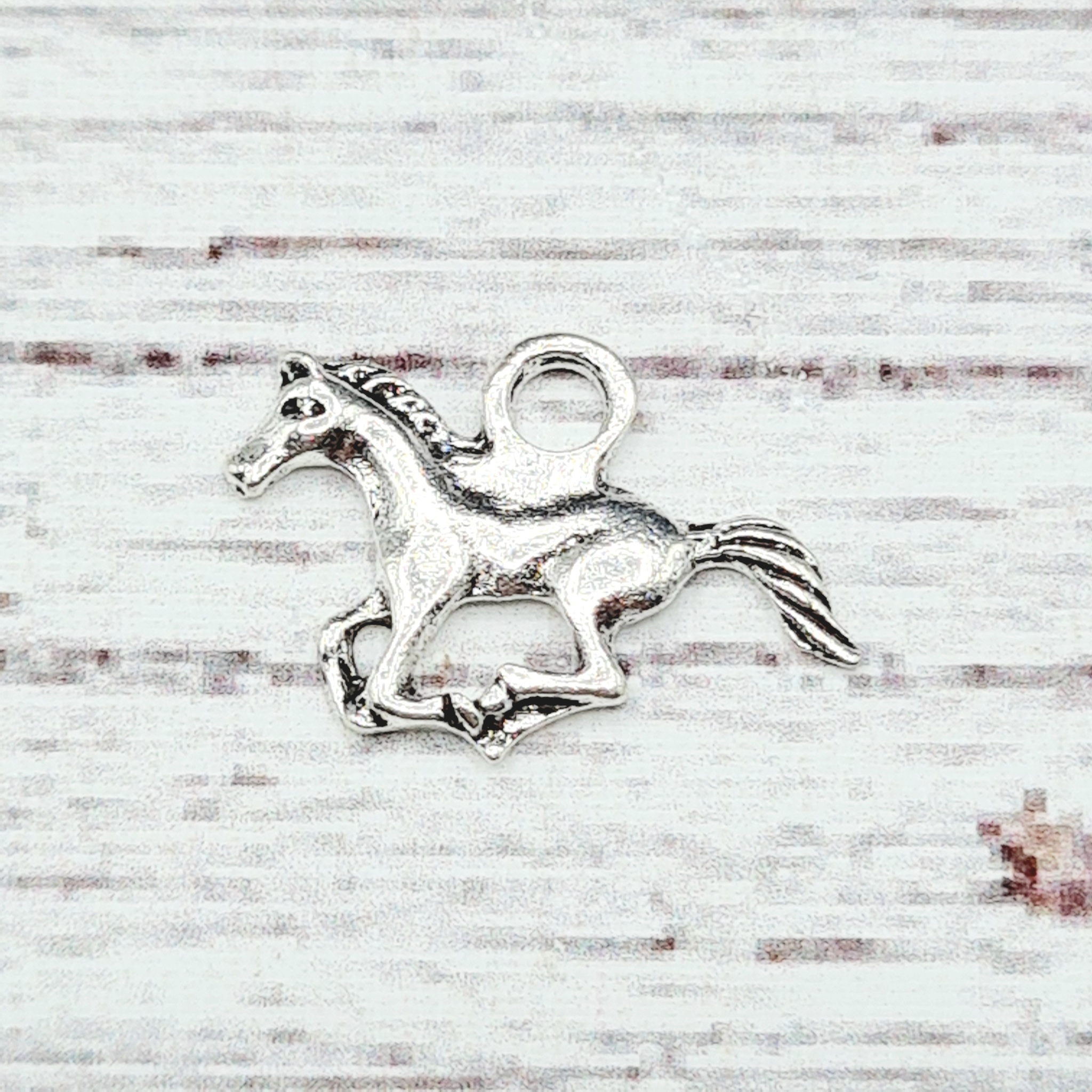 Berlock, Häst, metall, 2,1 cm. 1st, 10st, 20st.