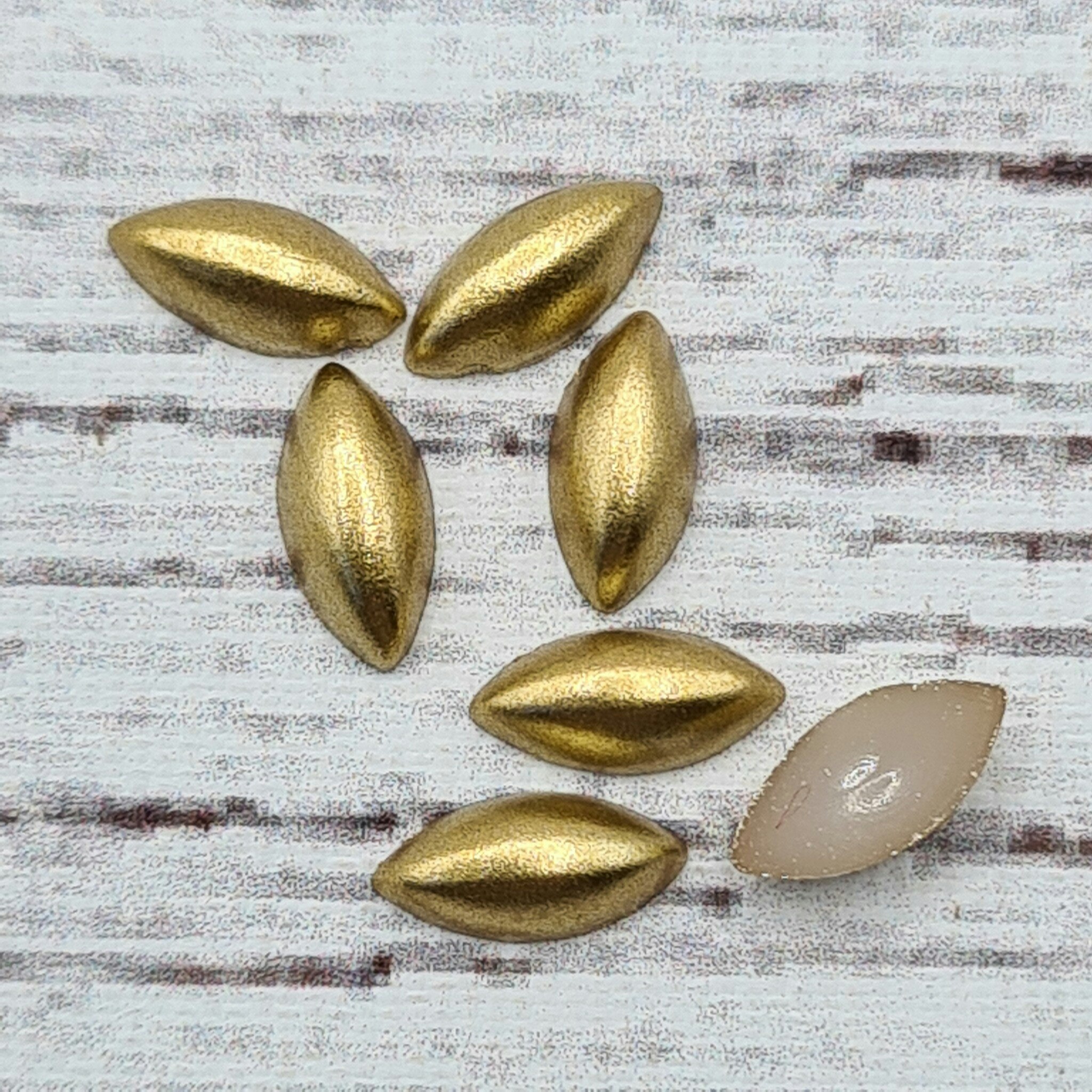 Halv oval pärla, Hästöga, guld, 0,8 cm. 100st.